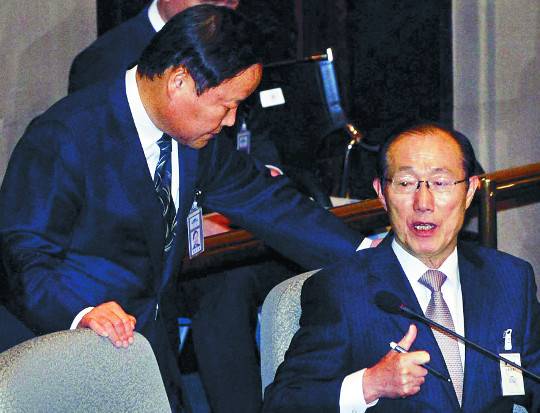 이원종 청와대 비서실장(오른쪽)이 26일 국회 예결위원회 전체회의 도중 김재원 정무수석과 대화하고 있다. 서영희 기자