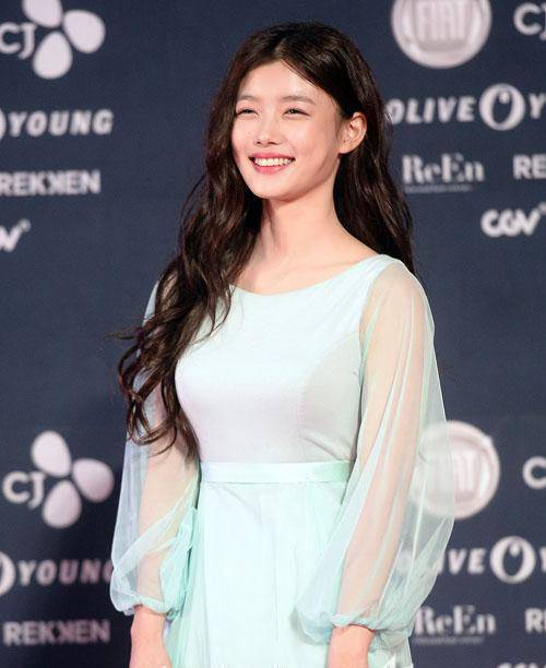 웨이브와 깔끔한 헤어라인으로 얼굴이 작아보이는 효과를 줄 수 있다. ⓒ MK스타일 / 스타투데이