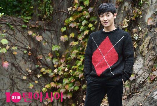 영화 ‘럭키’에서 열연한 배우 이준이 25일 서울 종로구 삼청동의 한 카페에서 텐아시아와 인터뷰에 앞서 포즈를 취하고 있다. / 사진=조준원 기자 wizard333@