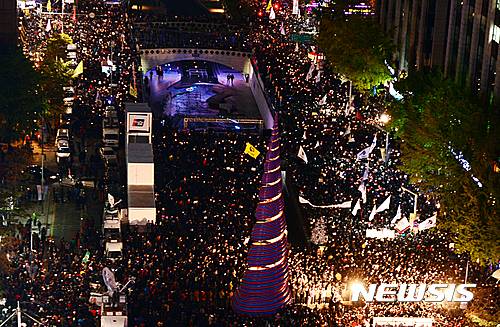 【서울=뉴시스】조성봉 기자 = 29일 오후 서울 종로구 청계광장에서 열린 '모이자 분노하자 내려와라 박근혜' 촛불집회에서 시민들이 촛불과 손피켓을 들고 '박근혜 퇴진’ 구호를 외치고 있다. 2016.10.29.  suncho21@newsis.com