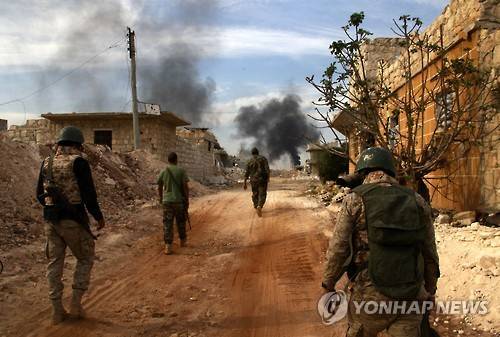 이달 25일 시리아 정부군이 최근 장악한 알레포 남부의 바조 고지를 오르고 있다. [AFP=연합뉴스]