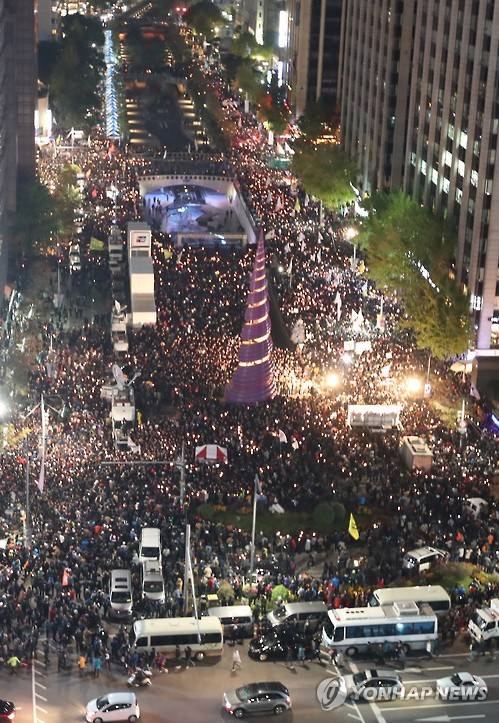 (서울=연합뉴스) 이진욱 기자 = '최순실 게이트'와 관련해 진상규명과 박근혜 대통령 하야를 요구하는 '모이자, 분노하자, 내려와라 박근혜' 촛불집회가 29일 오후 서울 청계광장에서 열리고 있다. 2016.10.29  cityboy@yna.co.kr  (끝)