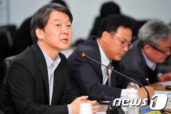 안철수 전 국민의당 상임공동대표가 31일 오후 경북 구미 한국산업단지공단 대구경북지역본부에서 열린 '구미지역 중소기업인과의 간담회'에 참석해 모두 발언하고 있다. 2016.10.31/뉴스1 © News1 이종현 기자