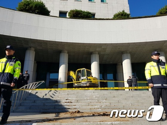 1일 오전 8시25분쯤 서울 서초구 대검찰청 청사로 포크레인이 돌진하는 사고가 발생했다. © News1 최은지 기자