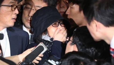 최순실씨가 31일 피의자 신분으로 검찰에 출석하며 울먹이고 있다./연합뉴스 제공