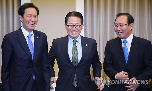 야당은 일단 미소부터      (서울=연합뉴스) 황광모 기자 = 국정농단을 주도한 '비선실세'로 주목된 최순실씨가 검찰에 긴급체포 돼 조사를 계속받고 있는 1일 오전 야당 원내대표들이 후속 대책 마련을 위해 국회에서 만나 인사하다 활짝 웃고 있다. (왼쪽부터) 더불어민주당 우상호 원내대표, 국민의당 박지원 비상대책위원장 겸 원내대표, 정의당 노회찬 원내대표.