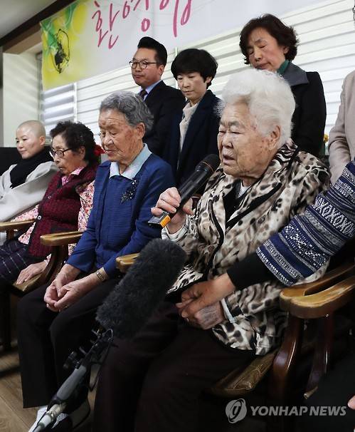 발언하는 이옥선 할머니      (경기광주=연합뉴스) 홍기원 기자 = 1일 오후 경기도 광주시 퇴촌면 일본군 위안부 피해 할머니들의 쉼터 나눔의집에서 열린 '일본군 성노예 피해자 문제 유네스코 세계기록유산 등재를 위한 민간 국제모금운동 전개 기자회견'에서 이옥선 할머니가 발언을 하고 있다. 2016.11.1      xanadu@yna.co.kr