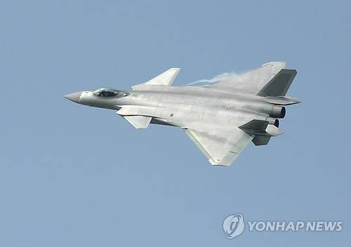 (주하이 EPA=연합뉴스) 중국이 독자 개발한 차세대 스텔스 전투기 '젠(殲·J)-20'이 1일(현지시간) 광둥성 주하이시에서 개막한 제11회 중국국제항공항천 박람회(주하이 에어쇼 차이나)에서 일반에 처음으로 공개돼 비행을 선보이고 있다.      ymarshal@yna.co.kr