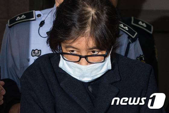 박근혜 정부의 '비선실세'로 국정을 농단했다는 의혹을 받고 있는 최순실(60ㆍ최서원으로 개명)씨가 지난 2일 서울 서초동 중앙지검에서 조사를 마치고 서울구치소로 이송되고 있다.  2016.11.2/뉴스1 © News1 유승관 기자