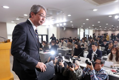 신임 경제부총리에 내정된 임종룡 위원장      (서울=연합뉴스) 김주성 기자 = 신임 경제부총리로 내정된 임종룡 금융위원장이 2일 오전 서울 세종로 정부서울청사에서 열린 기자회견에서 경제정책 방향을 설명한 뒤 브리핑룸을 나가고 있다.