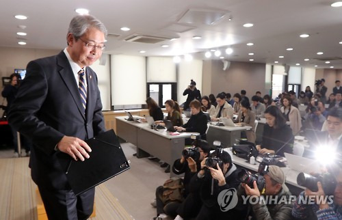 신임 경제부총리에 내정된 임종룡 위원장      (서울=연합뉴스) 김주성 기자 = 신임 경제부총리로 내정된 임종룡 금융위원장이 2일 오전 서울 세종로 정부서울청사에서 열린 기자회견에서 경제정책 방향을 설명한 뒤 브리핑룸을 나가고 있다.