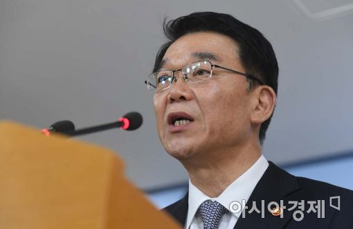 ▲ 3일 서울정부청사에서 강호인 국토교통부 장관이 부동산 대책에 대해 브리핑하고 있다.