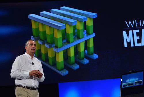 브라이언 크러재니치 인텔 최고경영자(CEO)가 3D 크로스포인트 메모리 기술을 소개하고 있다.