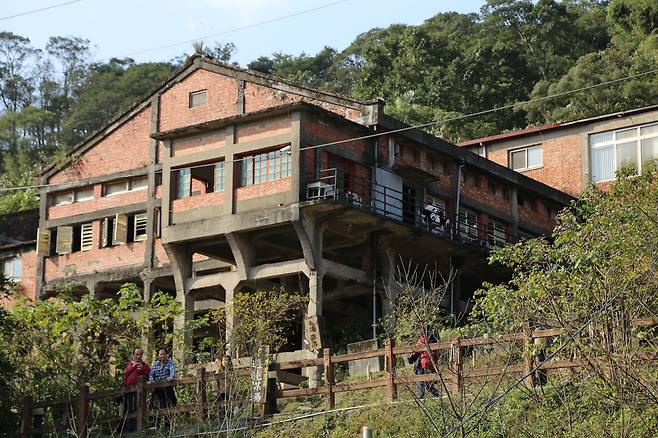 옛 석탄 공장 건물 안을 카페로 바꾼 탄창카페.