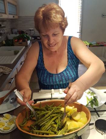 마리아 마우제리가 그린빈 샐러드를 만들고 있다.