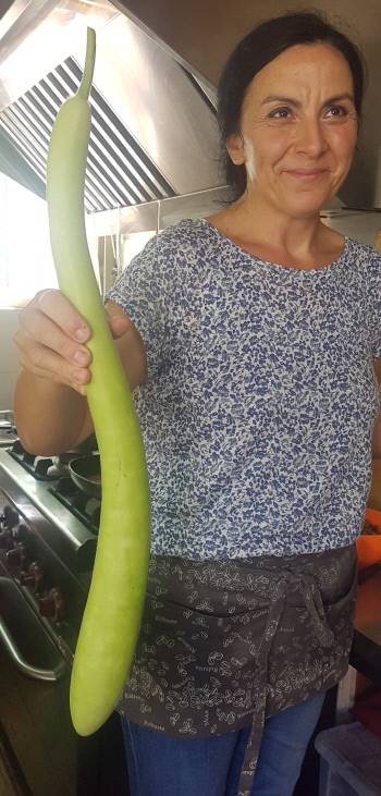 시라쿠사에서 작은 카페를 운영하는 카르멜라가 주방에서 남편이 재배한 호박을 들어보이고 있다.