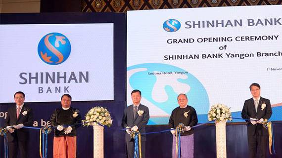 During the opening ceremony to Shinhan Bank’s Myanmar branch held in the capital city of Yangon on Tuesday, Financial Supervisory Service chairman Jin Woong-seop (fifth from left), Shinhan Bank President Cho Yong-byung (first from left) and Myanmar’s central bank governor Kyaw Kyaw Maung (fourth from left) cut the ribbon. [Photo by Shinhan Bank]