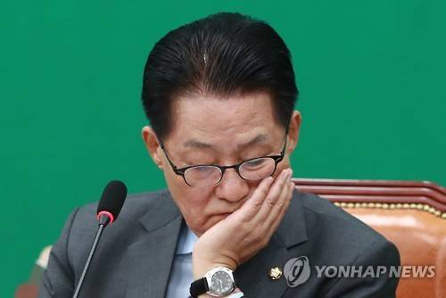 고심 중      (서울=연합뉴스) 홍해인 기자 = 국민의당 박지원 원내대표가 3일 오전 서울 여의도 국회에서 열린 제18차 원내정책회의에서 생각에 잠겨 있다.