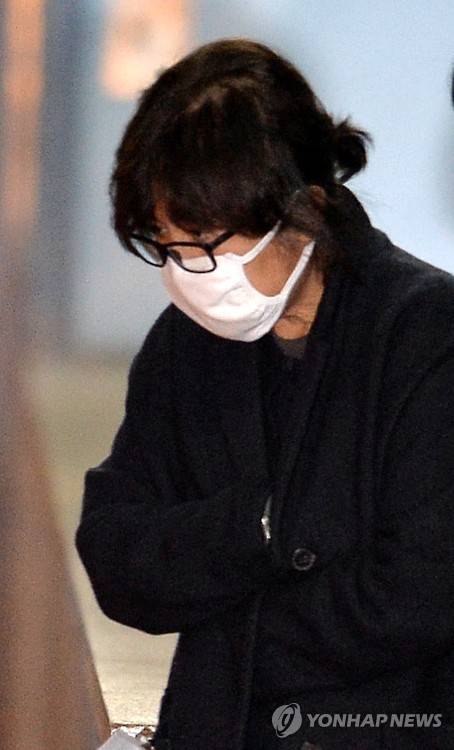 호송차로 향하는 최순실      (서울=연합뉴스) 임헌정 기자 = '국정농단' 의혹을 받는 최순실(개명 후 최서원)씨가 구속 전 피의자심문(영장실질심사)을 받은 뒤 3일 오후 서울 서초동 서울중앙지법에서 나와 호송차로 향하고 있다. 2016.11.3      kane@yna.co.kr