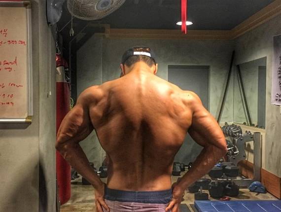 김종국은 3일 인스타그램에 공개한 뒷모습 사진에