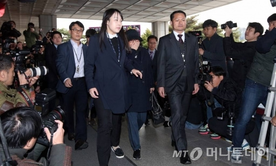 '청와대 비선 실세'로 지목된 최순실씨가 31일 오후 서울 서초구 서초동 중앙지검에 피의자 신분으로 출석하고 있다.최씨는 미르·K스포츠재단을 설립한 뒤 전국경제인연합을 압박해 대기업으로부터 800억원대 자금을 출연받아 이를 사적으로 유용했다는 혐의를 받고 있다.