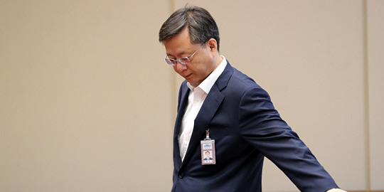 실세 수석 시절 禹 : 4일 검찰에 출두하라는 통보를 받은 우병우 전 청와대 민정수석은 이날 출석하지 않겠다고 답변한 것으로 전해졌다. 사진은 우 전 수석이 지난 9월 22일 청와대에서 열린 수석비서관회의에 참석하고 있는 모습.  연합뉴스
