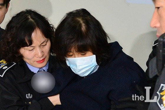 '비선 실세 국정 농단' 의혹의 핵심으로 지목 돼 긴급체포된 최순실(60ㆍ최서원으로 개명)씨가 1일 오전 서울구치소에서 서초구 서울중앙지방검찰청으로 이송되고 있다./사진=뉴스1