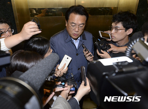 【서울=뉴시스】최진석 기자 =  5일 오후 서울 서초구 한 호텔에서 열린 김병준 국무총리 후보자의 둘째 딸 결혼식을 찾은 정진석 새누리당 원내대표가 김 후보자와 인사를 나눈 뒤 식장을 빠져나가며 취재진의 질문에 답하고 있다. 2016.11.05.   myjs@newsis.com