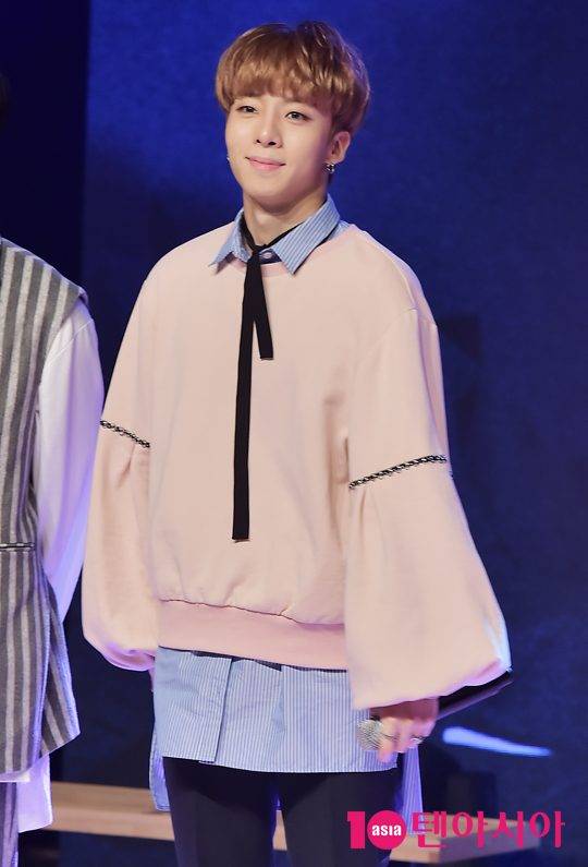 그룹 탑독(P군, 한솔, 상도, 아톰, 제로, 낙타, 야노, 호준, 비주 ) 멤버 P군이 7일 오전 서울 강남구 청담동 일지아트홀에서 열린 첫 번째 정규앨범 ‘퍼스트 스트릿(First Street)’발매 쇼케이스에 참석하고 있다.