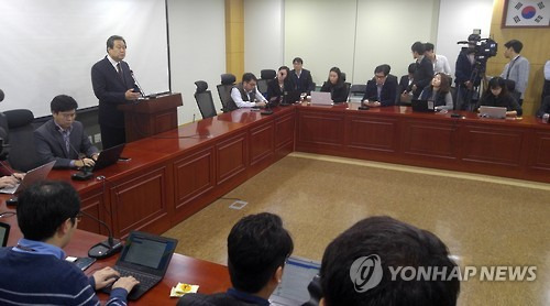 김무성 "朴 대통령, 선당후사 정신으로 당적 버려야"      (서울=연합뉴스) 이정훈 기자 = 새누리당 김무성 전 대표가 7일 오전 국회 의원회관에서 기자회견을 열고 "'1호 당원' 朴 대통령, 선당후사 정신으로 당적 버려야 한다"고 밝히고 있다. uwg806@yna.co.kr