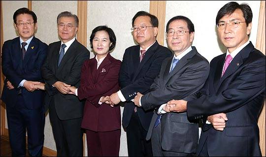 추미애 더불어민주당 대표가 8일 서울 여의도의 한 식당에서  박근혜-최순실 게이트로 인한 국정혼란 상황에 대한 논의를 위해 열린 대선주자 조찬 간담회를 갖기에 앞서 손을 맞잡고 있다. 왼쪽부터 이재명 성남시장, 문재인 전 대표, 추미애 대표, 김부겸 의원, 박원순 서울시장, 안희정 충남지사. ⓒ데일리안