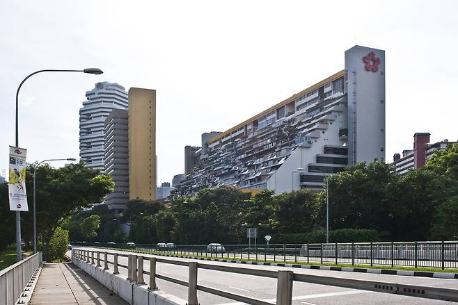테라스 형식의 골든 마일. 비교적 깨끗한 외관이지만 주거 부분은 불법 증개축이 심하다.황두진 제공