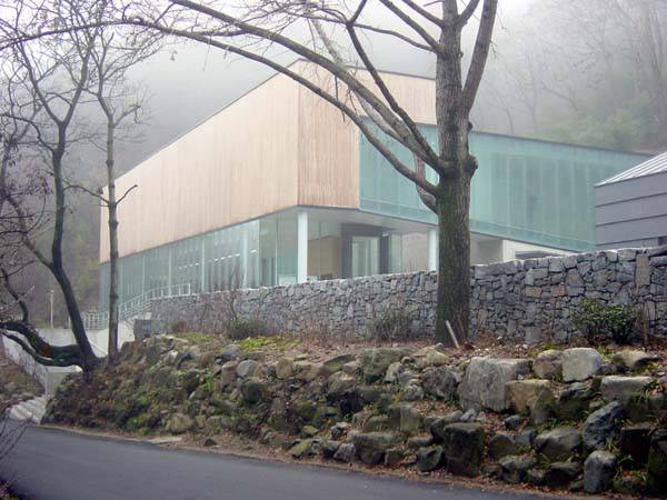 자연속에 오롯이 들어앉은 의재미술관. 고즈넉하고 운치가 있다.