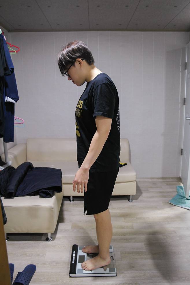 ▲ 훈련 후 감량 진행 정도를 알아보기 위해 저울에 올라갔다.