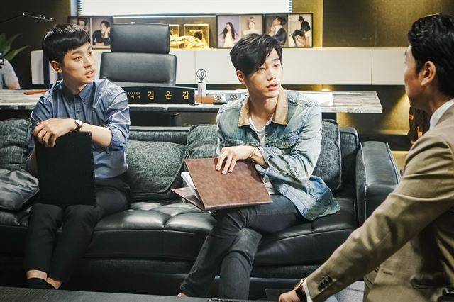 한때 영화감독을 꿈꿨던 호진(왼쪽ㆍ박정민)은 톱스타 영빈(가운데ㆍ서강준)이 가장 믿고 의지하는 친구이자 매니저다. tvN 제공