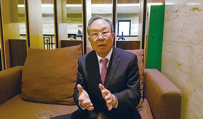 10월29일 청와대로부터 긴급 연락을 받고 박근혜 대통령을 만났던 박관용 전 국회의장은 깊은 한숨을 쉬었다. 그는 대통령이 결코 물러나지 않을 것이기에 갈등이 지속될 것으로 예상했다. 박 전 의장은 대통령을 함께 만난 다른 새누리당 원로 7명도 대통령에게 ‘험한’ 일이 생기지 않도록 잘 지켜볼 것을 정무수석에게 당부했다고 말했다. © 시사저널 김현일