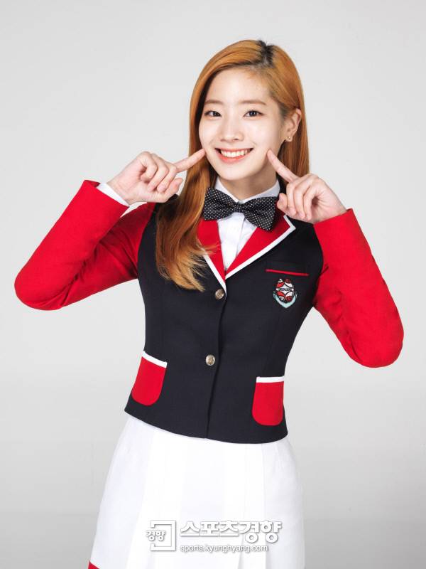걸그룹 트와이스 다현 교복 브랜드 화보 사진. 사진 스쿨룩스