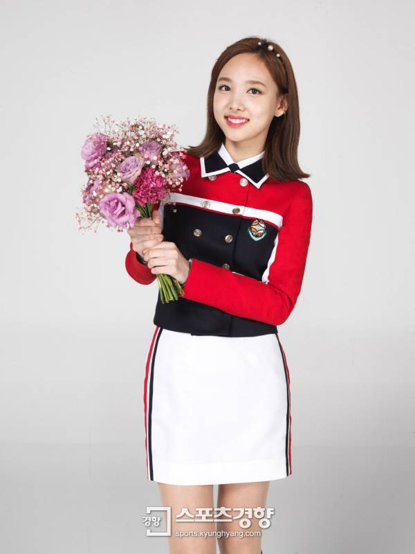 걸그룹 트와이스 나연 교복 브랜드 화보 사진. 사진 스쿨룩스