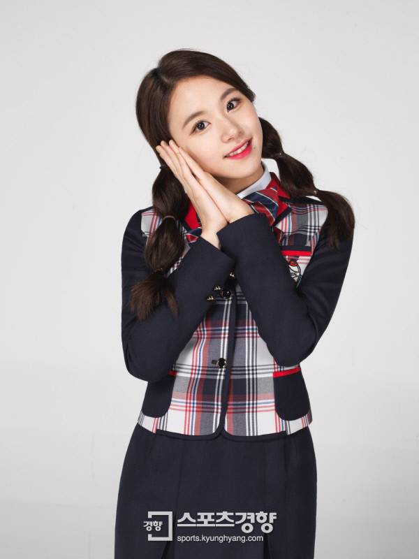 걸그룹 트와이스 채영 교복 브랜드 화보 사진. 사진 스쿨룩스