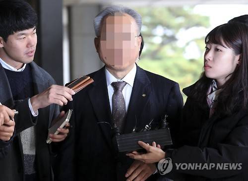 취재진 질문에 답하는 김모 부영 사장      (서울=연합뉴스) 윤동진 기자 = 김모 부영 사장이 미르·K스포츠재단에 기금을 출연한 것과 관련해 참고인 조사를 받기 위해 10일 오후 서울 서초구 서울중앙지검으로 출석해 취재진의 질문에 답하고 있다. 2016.11.10      mon@yna.co.kr