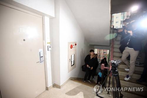 우병우 전 수석 자택 앞 취재진       (서울=연합뉴스) 박동주 기자 = '비선 실세' 최순실씨를 둘러싼 의혹을 수사하는 검찰이 우병우 전 청와대 민정수석비서관의 자택을 10일 오후 압수수색했다. 사진은 이날 오후 우 전 수석 자택 앞의 취재진.