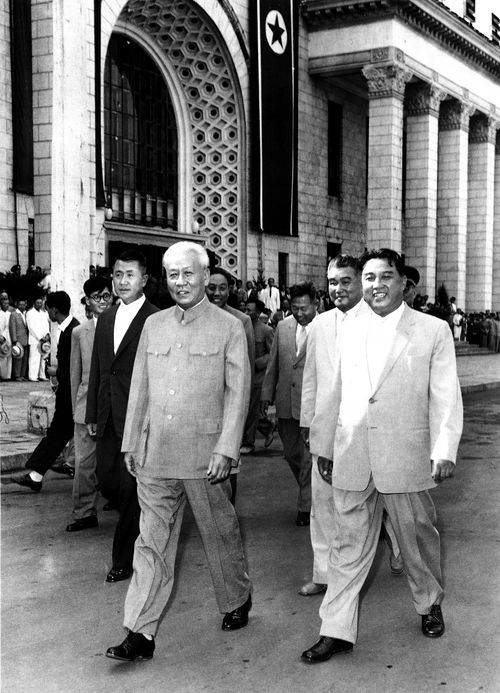 류사오치 중국 국가주석이 1963년 9월 평양을 방문했을 때 김일성과 최용건이 그를 영접하고 있다. 김일성 뒤로 최용건이 보인다. [사진 김명호]