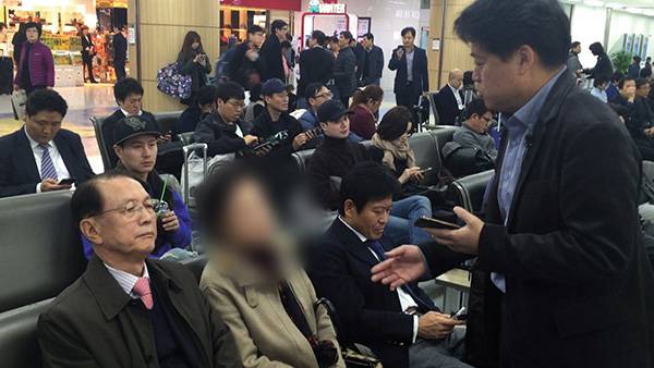 ⓒ뉴스타파 제공 최승호 감독이 우연히 김기춘 전 대통령비서실장(맨 왼쪽)과 마주친 모습.