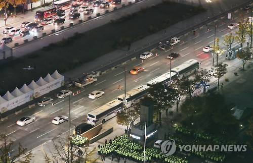 촛불집회 앞둔 세종대로      (서울=연합뉴스) 이진욱 기자 = 박근혜 대통령의 퇴진을 요구하는 시민들이 운집할 주말 촛불집회를 하루 앞둔 11일 오후 경찰들이 준비를 하고 있다. 이번 집회가 '최순실 정국'의 향배를 가를 최대 분수령이 될 것으로 보인다.