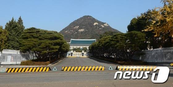 ‘최순실 게이트’의 진상규명과 박근혜 대통령 하야 등을 요구하는 '민중총궐기' 촛불집회를 앞둔 12일 오전 청와대 주변에 긴장감이 감돌고 있다. 2016.11.12/뉴스1 © News1 박지혜 기자