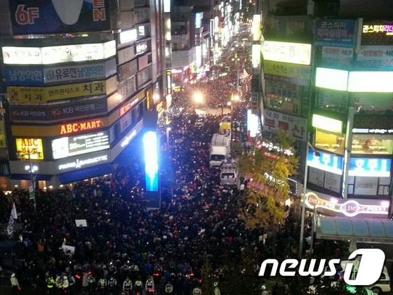 12일 오후 8시께 부산시민들이 서면 쥬디스 태화 주변 거리를 가득 메운 모습.(부산지방경찰청 제공)© News1
