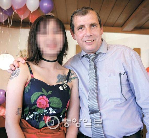 정유라씨와 승마 코치 크리스티안 캄플라데가 다정한 모습으로 서 있다. 캄플라데는 최순실씨가 설립한 ‘비덱스포츠’의 대표로 등록돼 있다. [사진 독일 현지 주민]