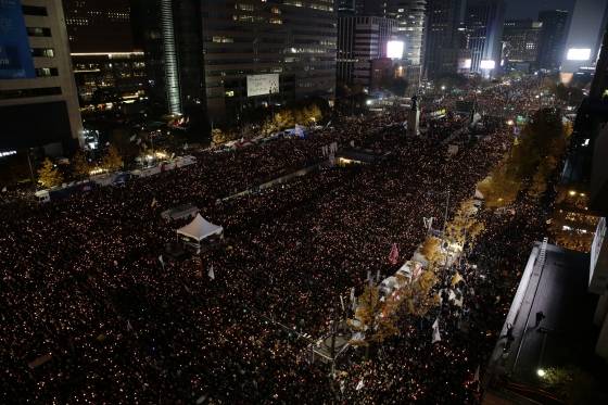 박근혜 대통령 퇴진을 요구하는 민중총궐기 대회가 열린 12일 오후 서울 광화문 광장에서 서울광장까지 주최측 추산 100만명의 인파가 몰려 있다. 2016.11.12/뉴스1