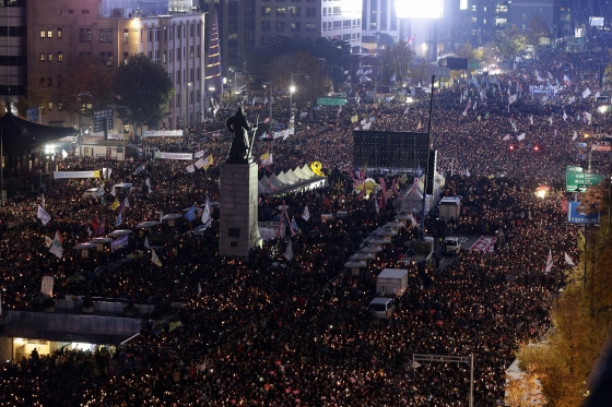 박근혜 대통령 퇴진을 요구하는 민중총궐기 대회가 열린 12일 오후 서울 광화문 광장에서 서울광장까지 주최측 추산 100만명의 인파가 몰려 있다. 2016.11.12/뉴스1