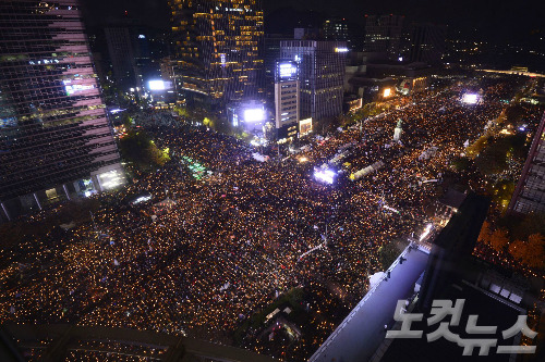 박근혜 대통령 퇴진을 요구하는 민중총궐기 대회 참석자들이 12일 오후 서울 광화문광장을 가득 채우고 있다. (사진=사진공동취재단)